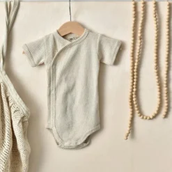 De Lodger Ciumbelle Overslagromper Cloud Dancer Mt. 62 is een praktisch rompertje voor pasgeboren baby's door de handige overslag. ✓Laagste Prijsgarantie