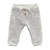 Het Bamboom Velvet Broekje Ice Grey 1 Mnd met elastische tailleband is gemaakt van zachte materialen en beschikt over een goede pasvorm.